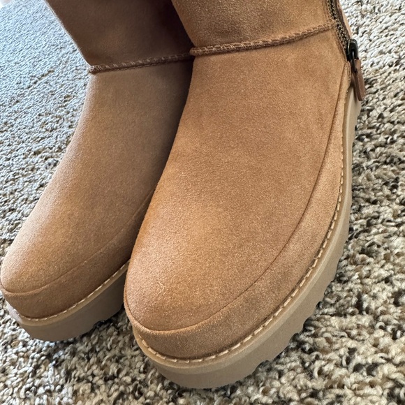 UGG Women's Classic Zip - Picture 7 of 13
